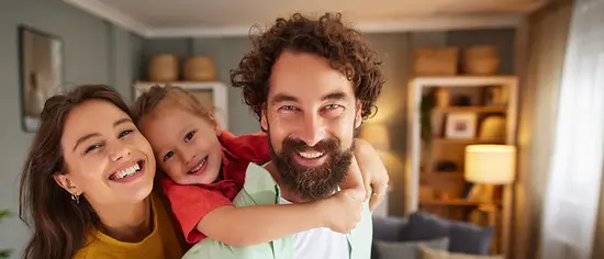 Glückliche Familie im Wohnzimmer